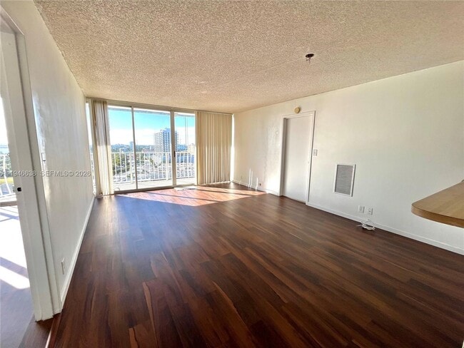 Foto del edificio - 7601 E Treasure Dr