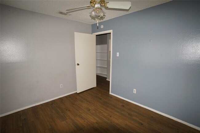 Foto del edificio - 5527 Farley Dr