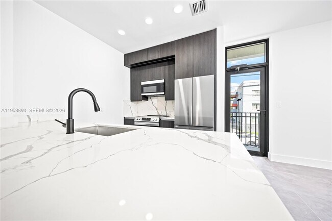 Building Photo - 526 SW 2nd St