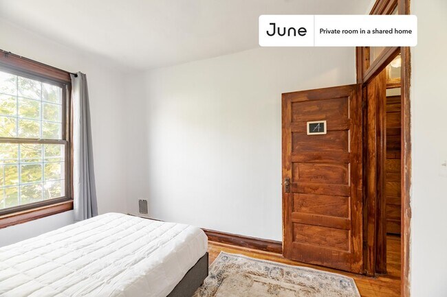 Foto del edificio - Private bedroom in 3 bed/2 bath Home