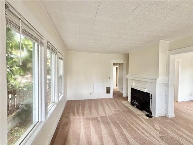 Building Photo - 4457 Woodland Park Ave N