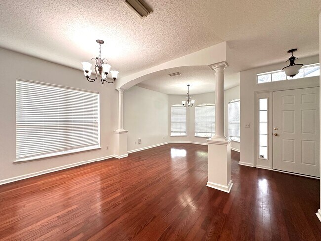 Building Photo - Beautiful 4/3, Amenities Galore! Located i...