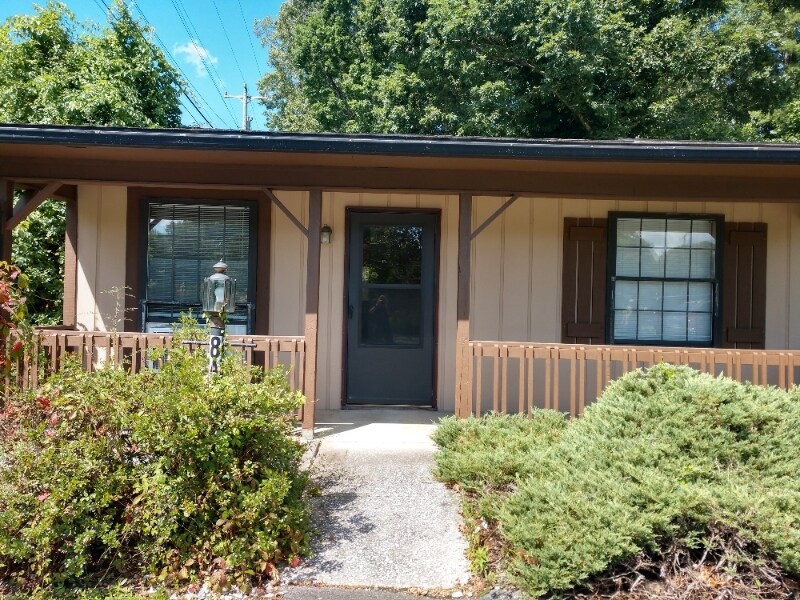 8 Mountain Rd, Hendersonville, NC 28791 House Rental in