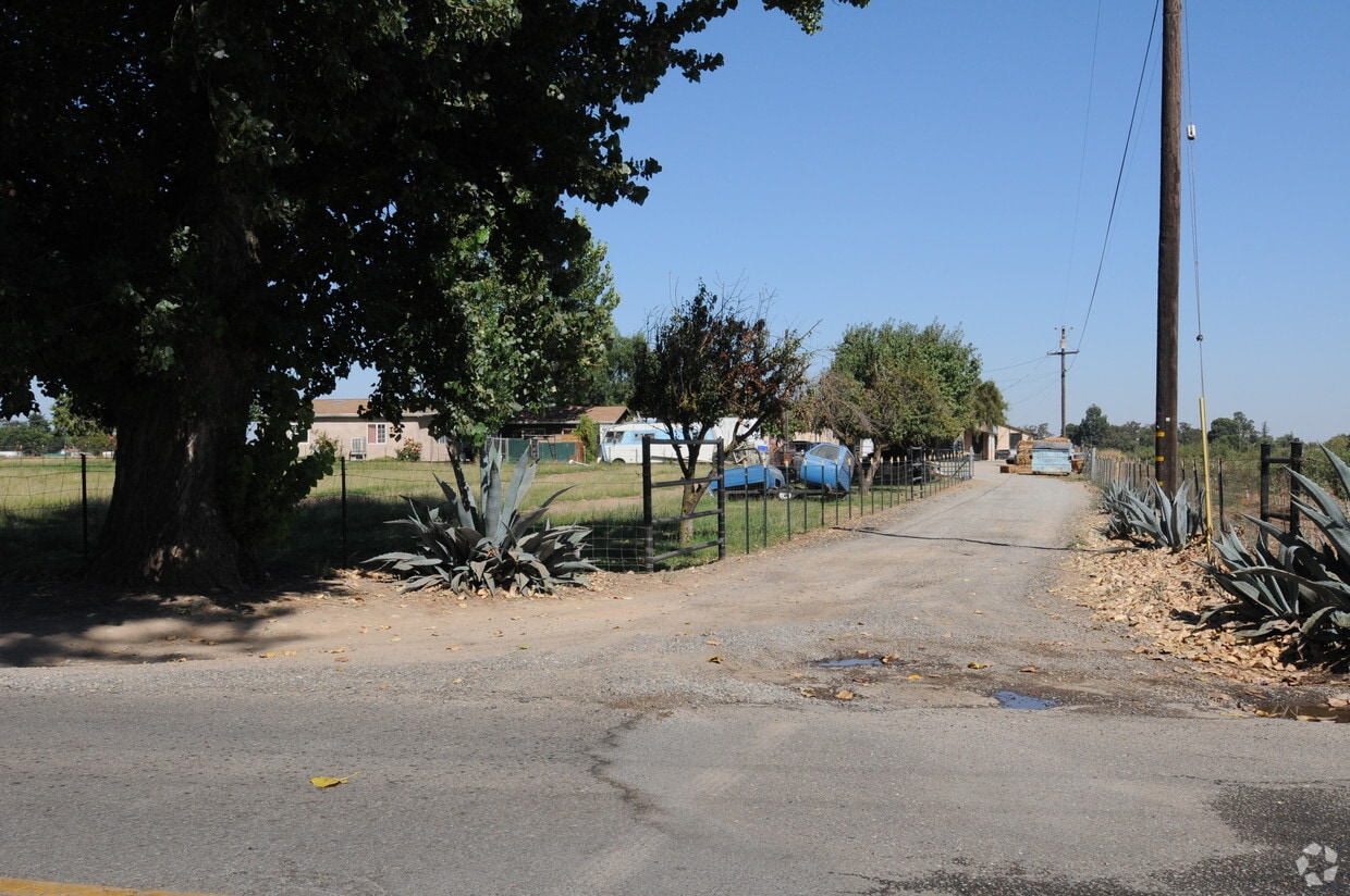 Building Photo - 11236 Sawyer Ave