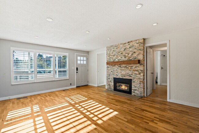 Building Photo - 2128 Seaview Ave W