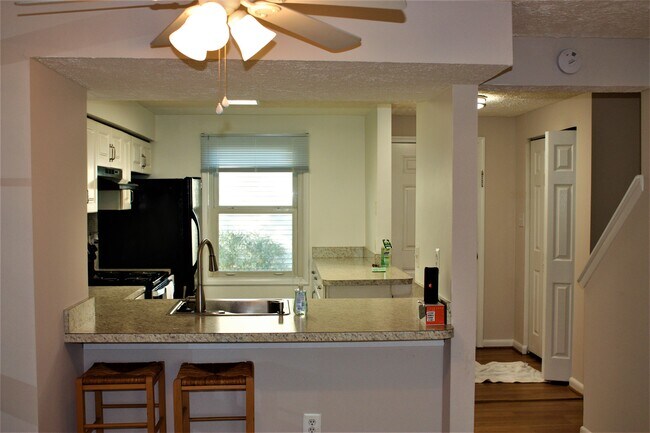 Kitchen - 527 Brethour Ct