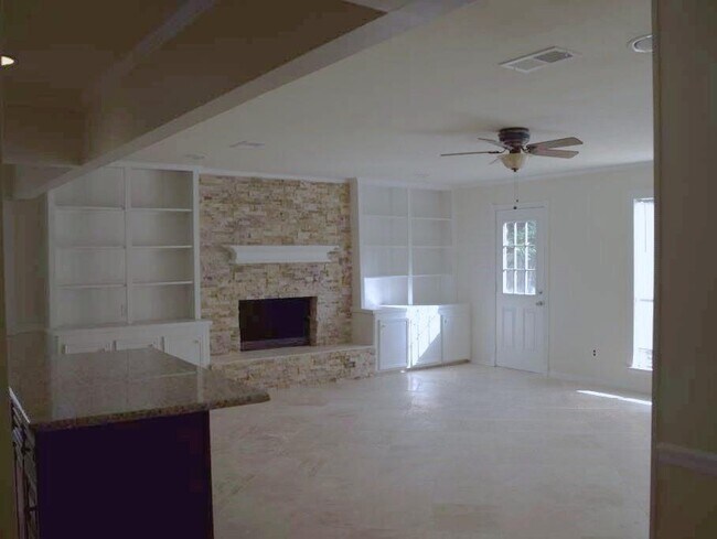 Building Photo - 13731 Greenway Dr