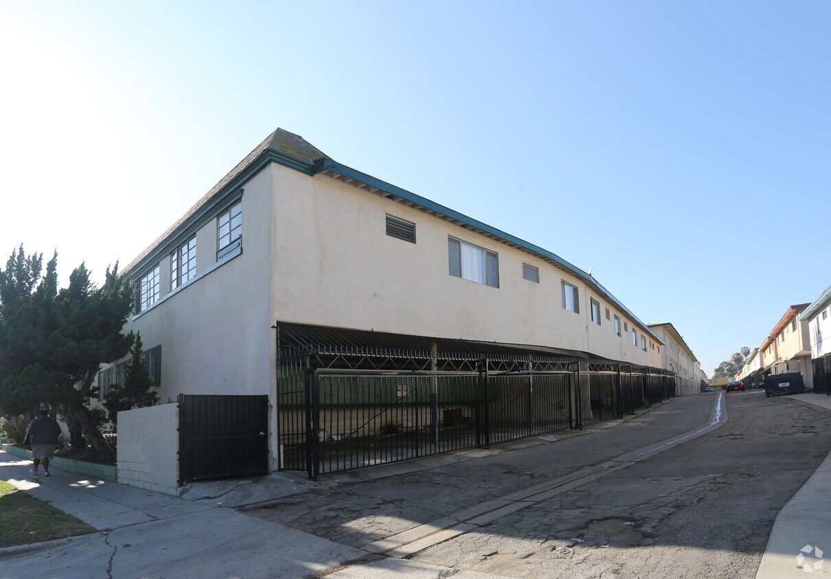 Parking - 3865 Nicolet Ave