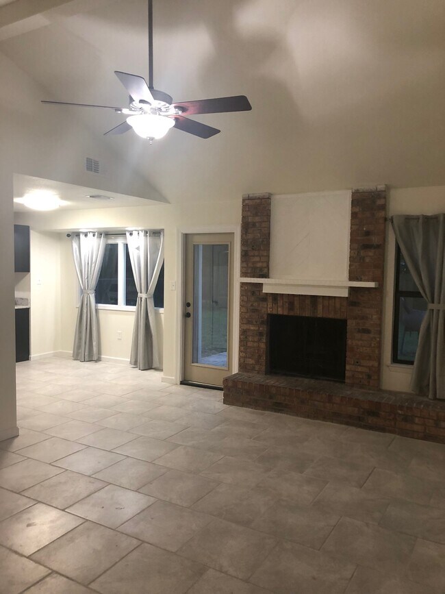 Abierto para el entretenimiento. - 9207 Cliff Way St