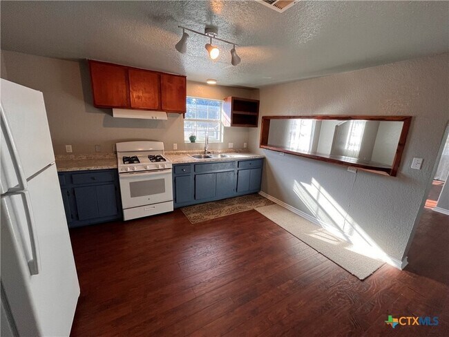 Foto del edificio - 613 S L B J Dr