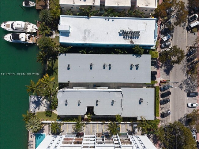 Foto del edificio - 6905 Bay Dr