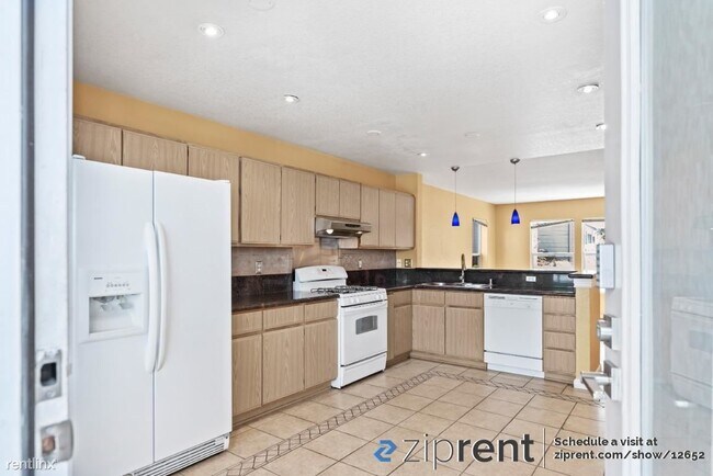 Building Photo - 3 br, 2.5 bath Townhome - 2041 E San Anton...