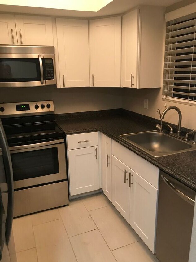 Foto principal - COMING SOON! Beautiful 2 Bed/2 Bath Condo ...