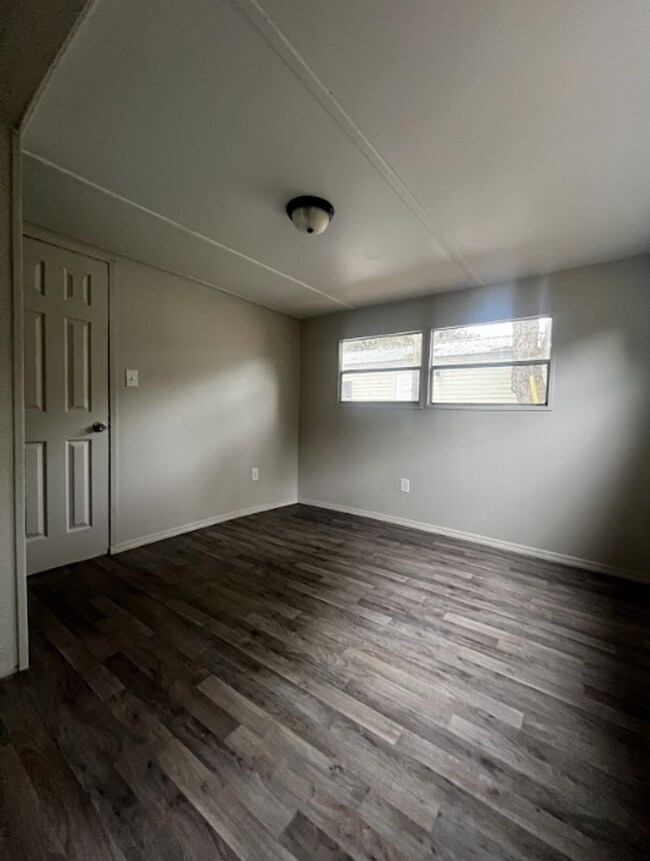 Foto del edificio - Newly Renovated 2/1 in Lake Front Community