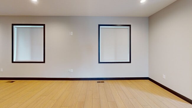Foto del edificio - 8 Bed 4 Bath Single Family House !