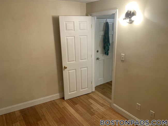 Building Photo - 20 Bartlett Pl