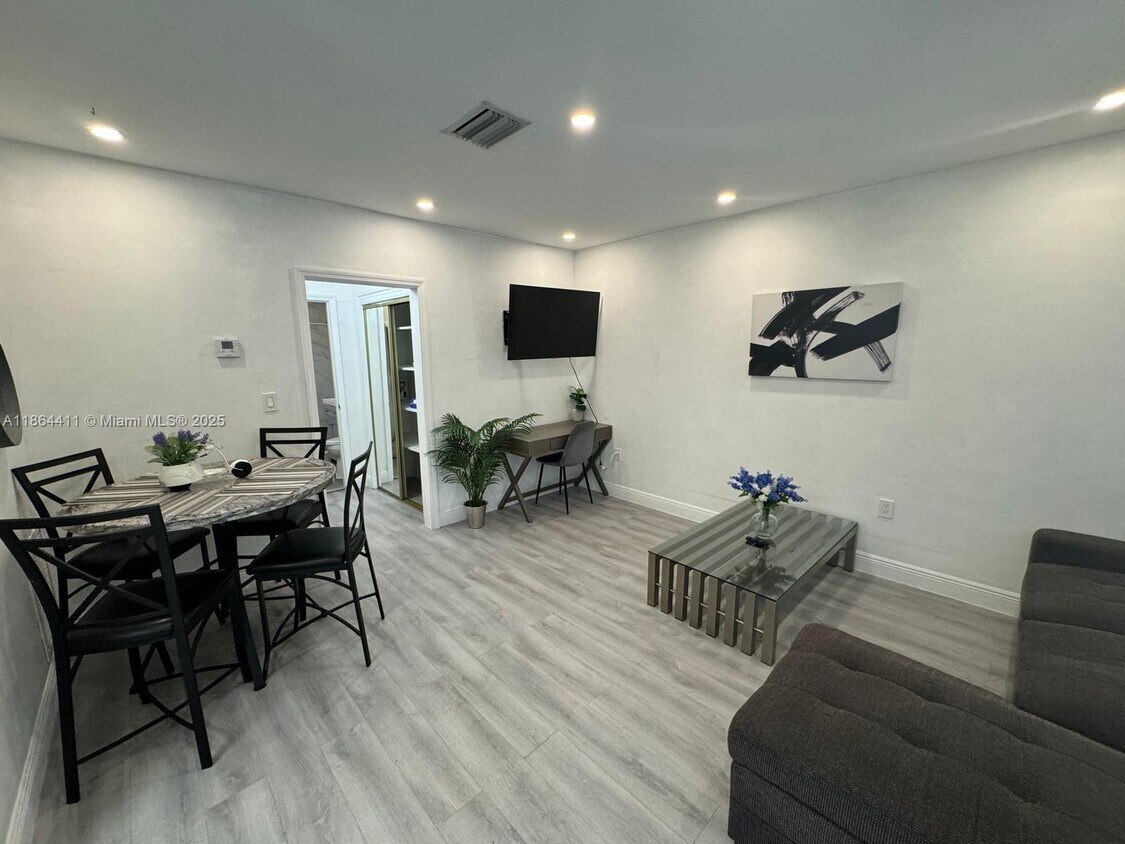 Foto principal - 501 NE 70th St