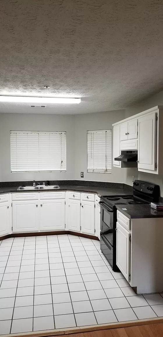 Building Photo - Spacious 3BR Townhome, Total Electric