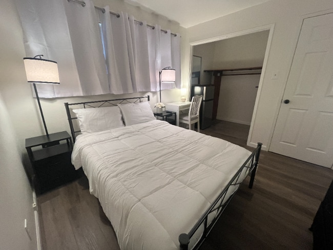 Foto del edificio - 7327 Sovereign Ct