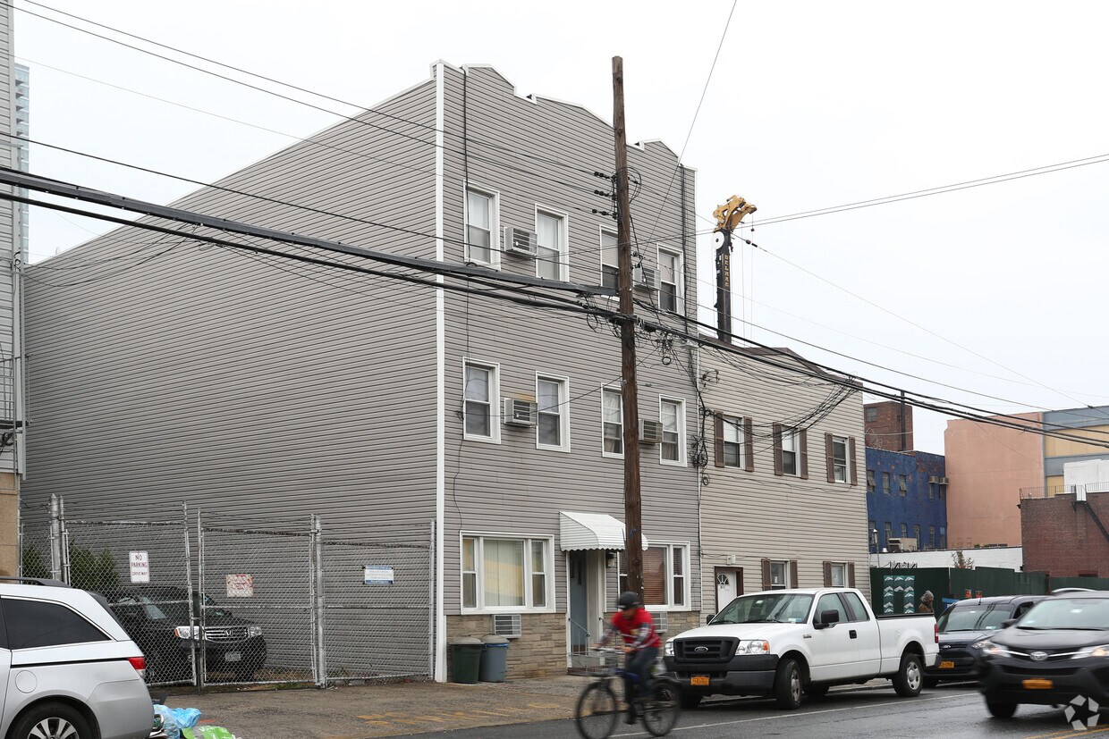 Building Photo - 4614 Vernon Blvd