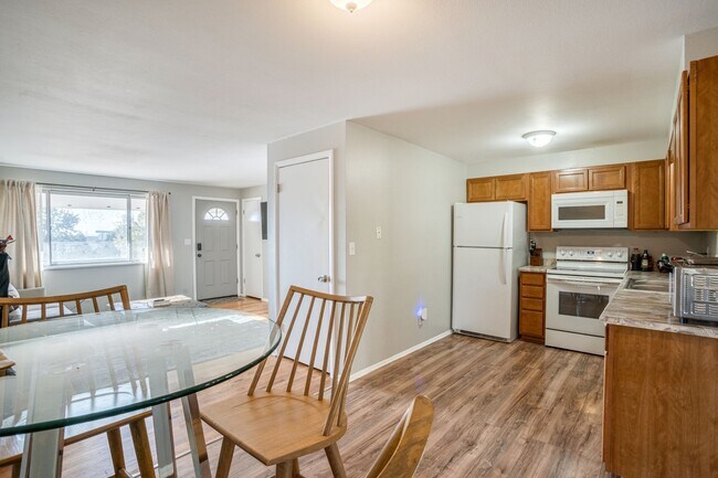 Foto del edificio - Room in a large shared home, great neighbo...