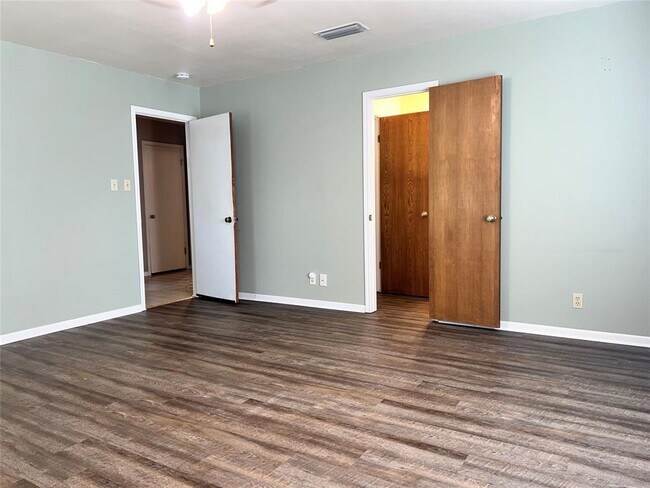 Building Photo - 209 Oak Crest Ln
