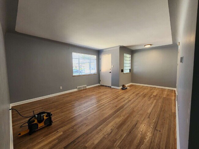 Building Photo - Charming 2 Bed 1 Bath in Park Hill!