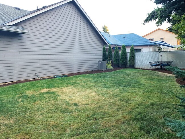 Building Photo - Great Three Bedroom in South Salem