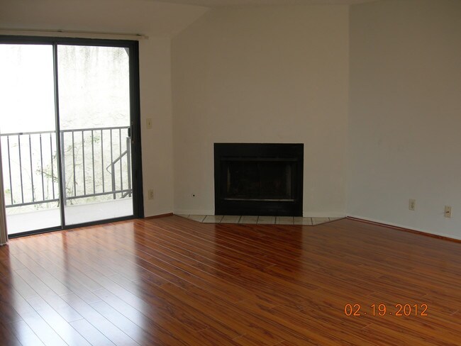 Piso de madera con chimenea - 819 S Golden West Ave