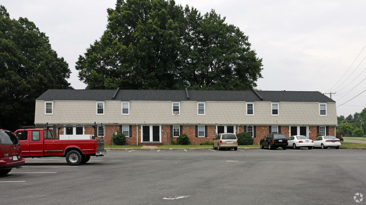 Primary Photo - London Square Apartments