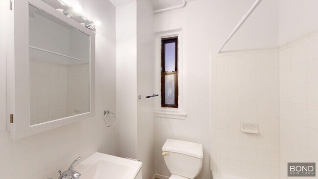 Building Photo - 419 E 73rd St