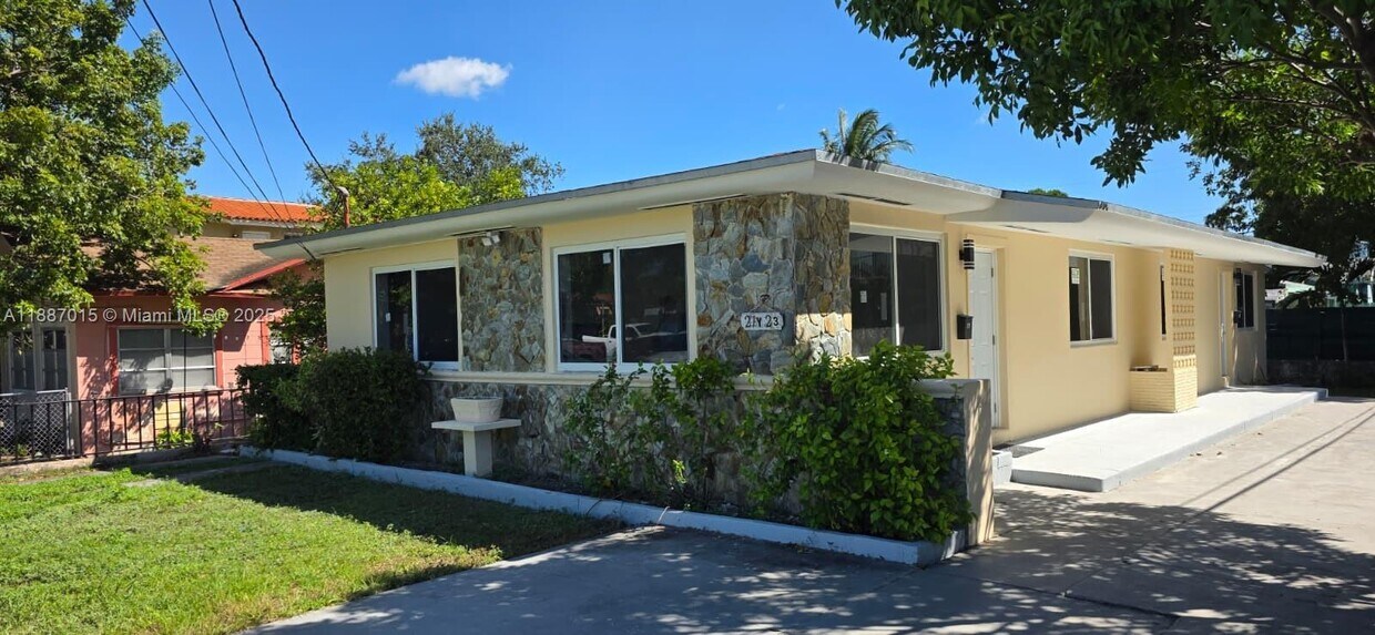 Foto principal - 23 NW 32nd Ct