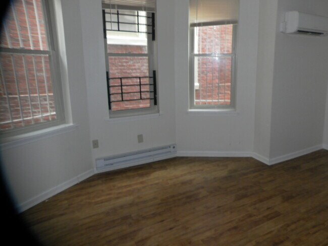 Building Photo - 508 W Queen Ln