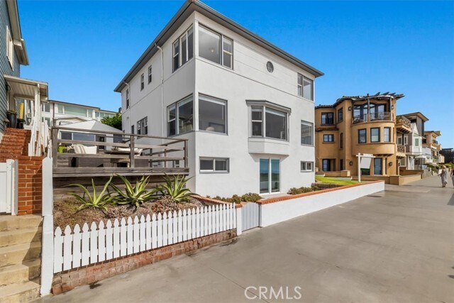 Building Photo - 2000 The Strand