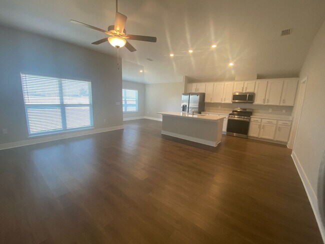 Foto del edificio - Spacious, Modern Home Convenient to Shopping, Parks, Schools & Tyndall AFB! *SPECIAL: 1/2 OFF 1st...