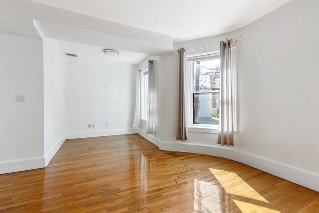 Building Photo - 50 Broadlawn Park