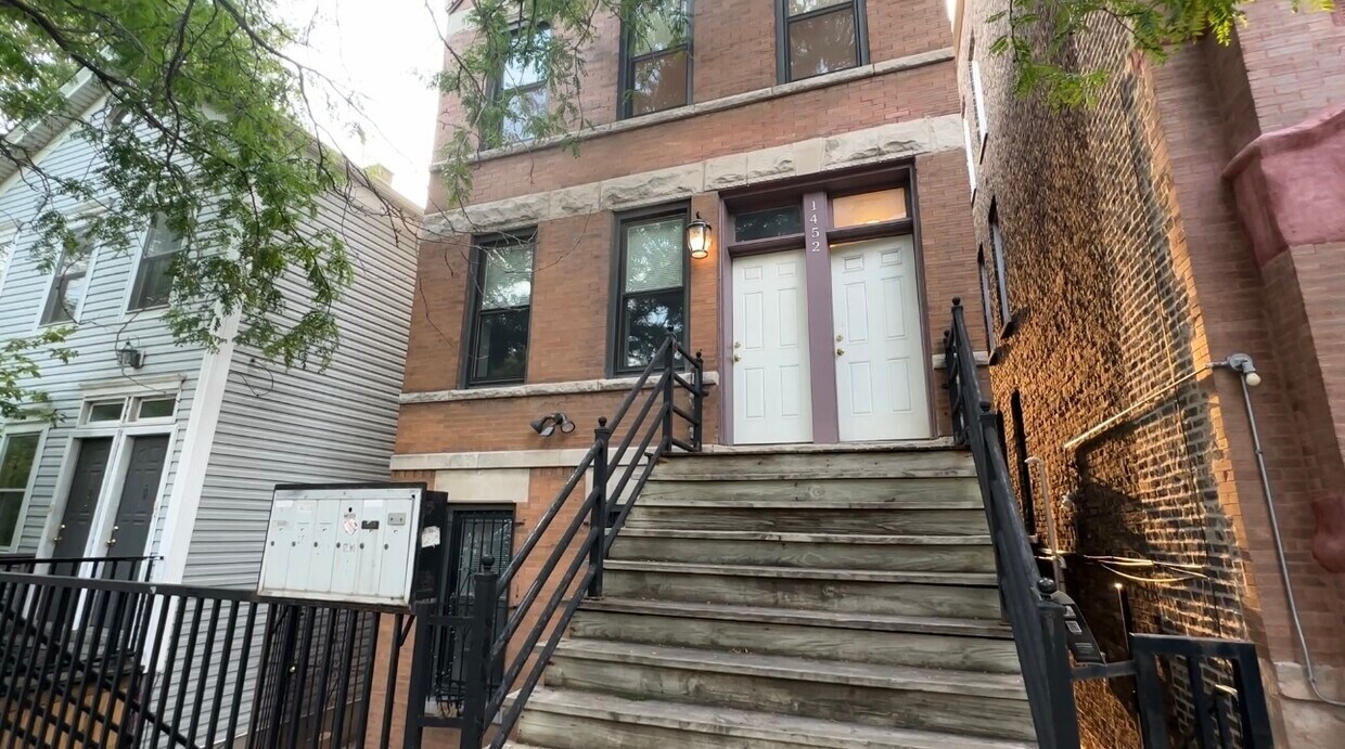 Primary Photo - 1452 N Greenview Ave