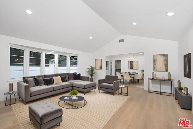 Foto del edificio - 1805 Nichols Canyon Rd