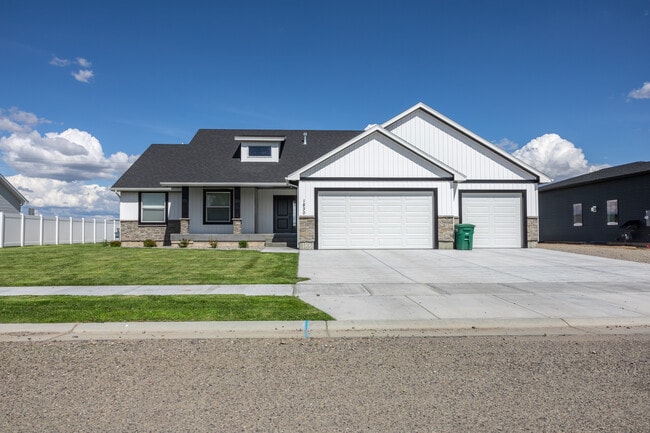 Building Photo - 1830 Mesa Canyon Dr