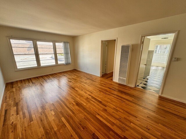 Vista desde la puerta de entrada a la sala de estar. - Loma Linda Apartments