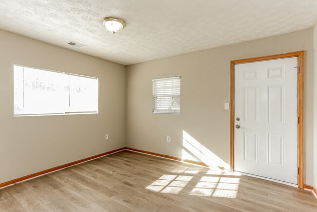 Foto del edificio - 5299 Sharon St