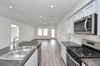 Building Photo - 24430 Elmwood Falls Dr