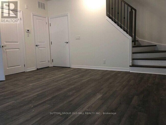 Photo du bâtiment - 100 Long Branch Ave