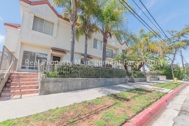 Foto del edificio - Stunning 2 Bedroom Townhouse in a Peaceful Neighborhood
