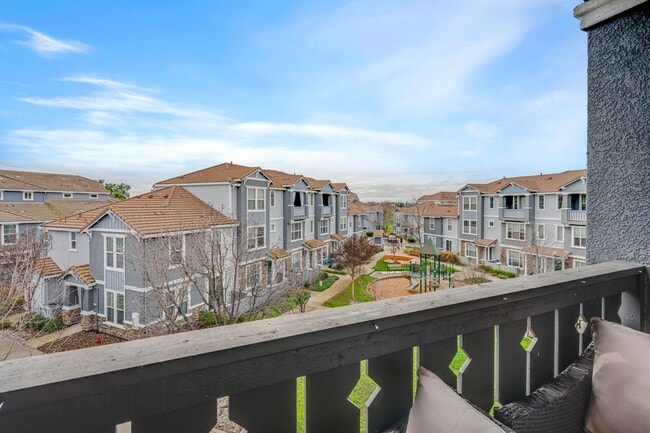 Foto del edificio - Renovated 3-Story Rocklin Townhome with Two-Car Garage!