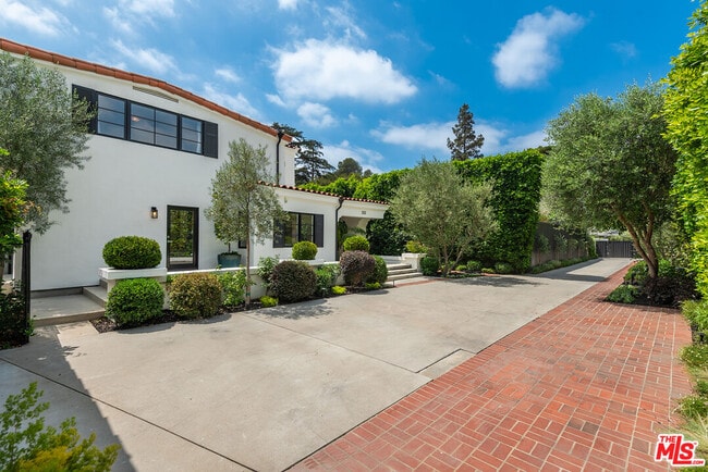 Building Photo - 14226 Chandler Blvd