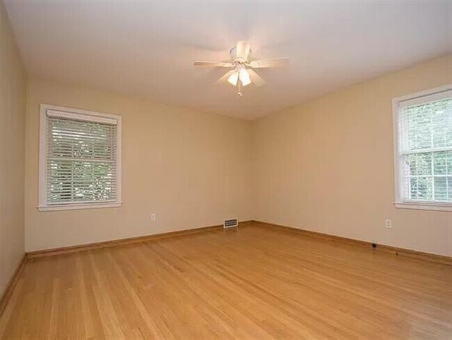 Building Photo - Bright home for you