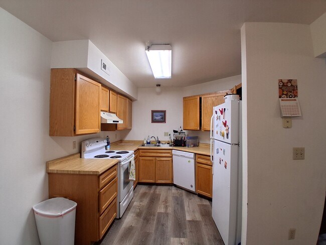 Building Photo - 659 700 E