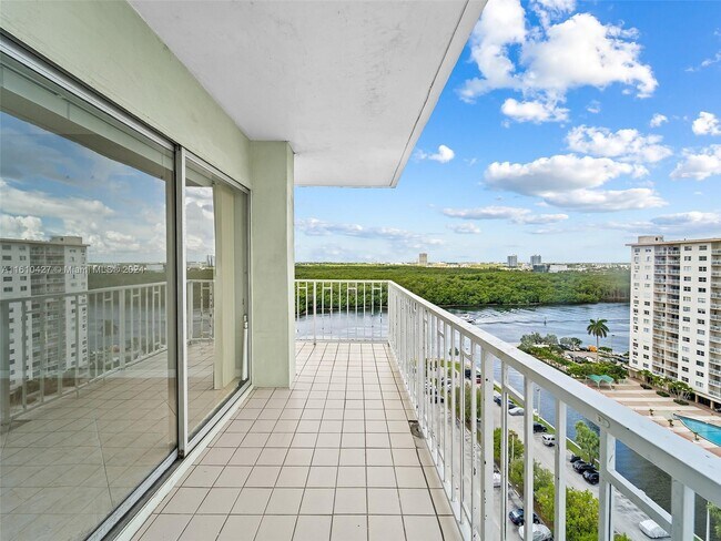 Foto del edificio - 500 Bayview Dr