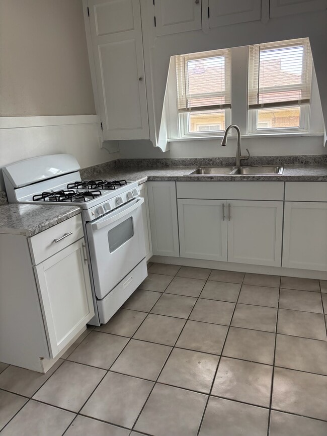 Building Photo - 712 King St